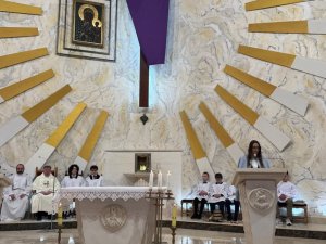 „Jeżeli więc Ja, Pan i Nauczyciel, umyłem wam nogi, to i wy powinniście sobie na (11)