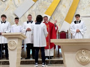 „A Ja, gdy zostanę nad ziemię wywyższony, przyciągnę wszystkich do siebie” (11)