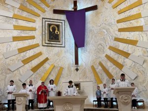 „A Ja, gdy zostanę nad ziemię wywyższony, przyciągnę wszystkich do siebie” (9)
