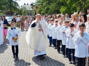 „Jezus ukryty w Hostii, to Ten sam Jezus, który błogosławił dzieciom i tulił je  (8)