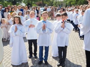 „Jezus ukryty w Hostii, to Ten sam Jezus, który błogosławił dzieciom i tulił je  (5)