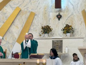 „Idźcie więc i nauczajcie wszystkie narody, udzielając im chrztu w imię Ojca i S (4)