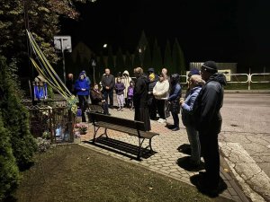 Kiedy w dłoniach splatamy paciorki różańca, Bóg splata w jedno nasze troski, nad (10)