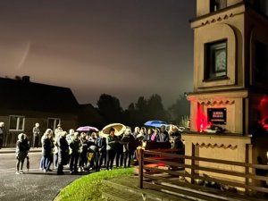 Kiedy w dłoniach splatamy paciorki różańca, Bóg splata w jedno nasze troski, nad (4)