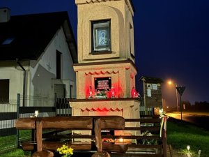Kiedy w dłoniach splatamy paciorki różańca, Bóg splata w jedno nasze troski, nad (2)