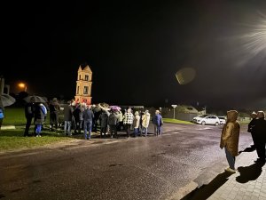 Kiedy w dłoniach splatamy paciorki różańca, Bóg splata w jedno nasze troski, nad (6)