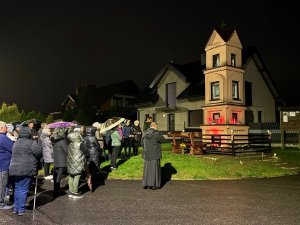 Kiedy w dłoniach splatamy paciorki różańca, Bóg splata w jedno nasze troski, nad