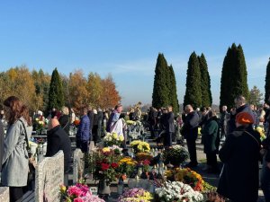 „Potem ujrzałem: a oto wielki tłum, którego nie mógł nikt policzyć, z każdego na
