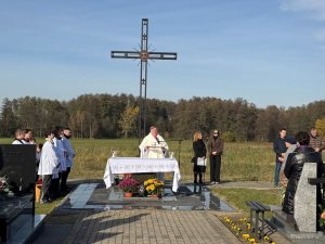 „Potem ujrzałem: a oto wielki tłum, którego nie mógł nikt policzyć, z każdego na (10)