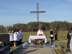 „Potem ujrzałem: a oto wielki tłum, którego nie mógł nikt policzyć, z każdego na (9)
