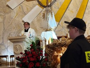 „Snem śmierci zasnąłem na krzyżu i włócznia przebiła mój bok za ciebie, który us (3)