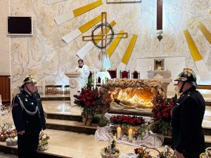 „Snem śmierci zasnąłem na krzyżu i włócznia przebiła mój bok za ciebie, który us (2)