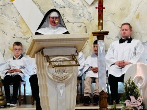 „Maryja nie zabiera nic Bogu - Ona prowadzi prosto do Niego”  (5)